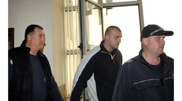 Бащата Петър Пацев (вляво) се опита в съда да поеме вината, за да спаси сина си, но номерът му не мина.