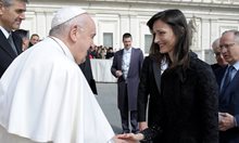 Мария Габриел се срещна с папата, подари му рисунка с Дядо Добри (Снимки, видео)