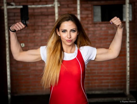 Жасмина Гевезиева се бори с хиперфагията от 12 години. Въпреки това става републикански шампион по силов трибой.  СНИМКИ: ЛИЧЕН АРХИВ