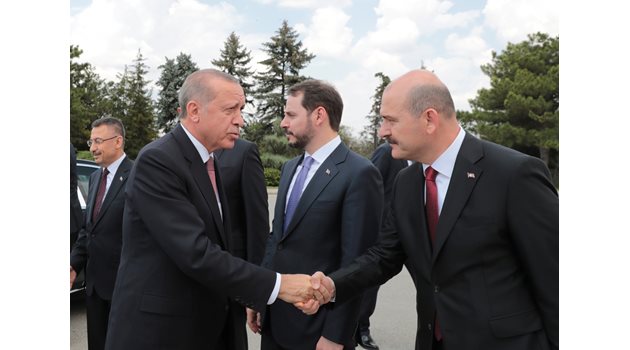Президентът Ердоган се ръкува с вътрешния министър Сюлейман Сойлу, който е един от най-верните му хора.