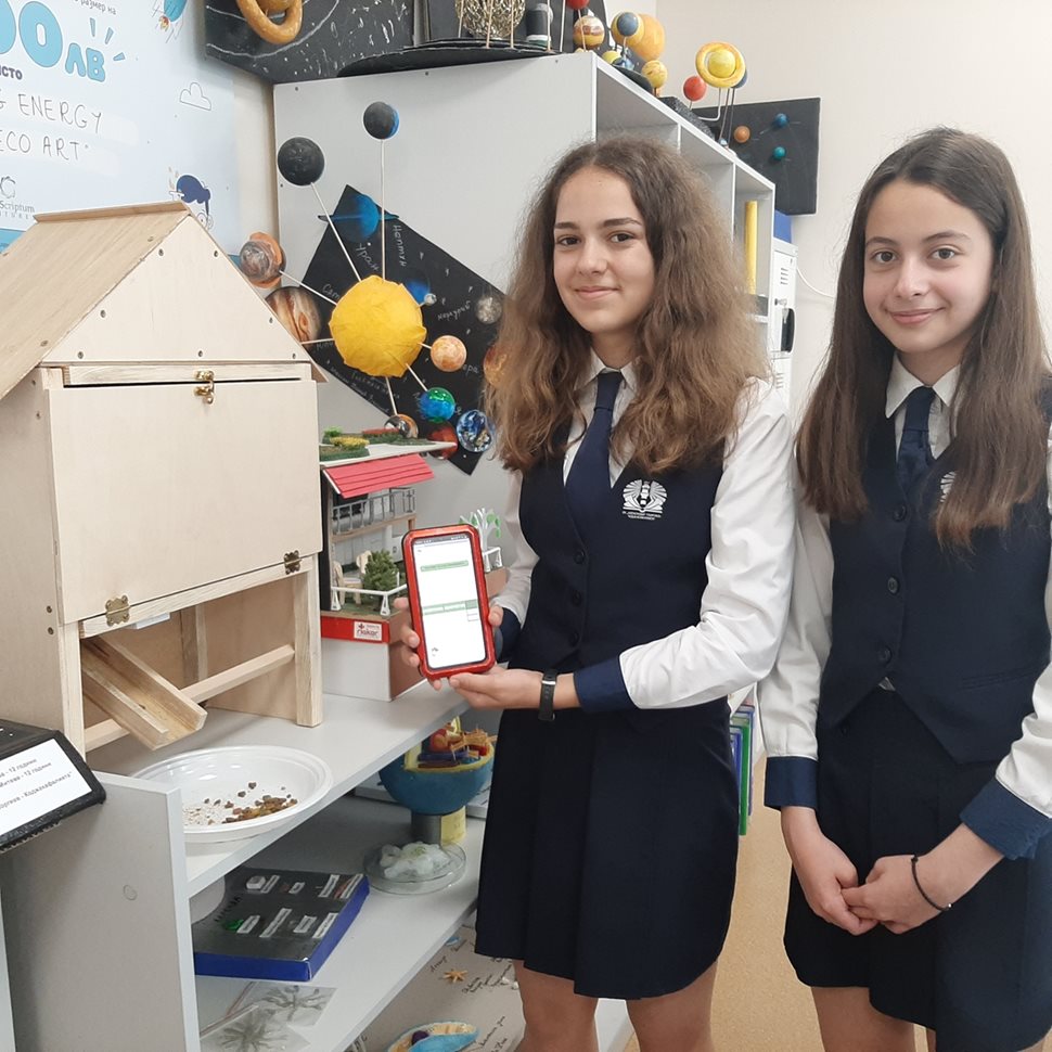 Ученици от Бургас и Шумен изобретиха умна хранилка за домашни любимци