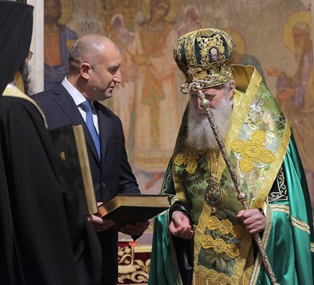 Президентът Румен Радев и патриарх Неофит след тържествения молебен в катедралния храм “Св. Ал. Невски”.