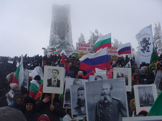 Няколко стотин човека  създадоха атмосфера като на стадион днес на връх Шипка.