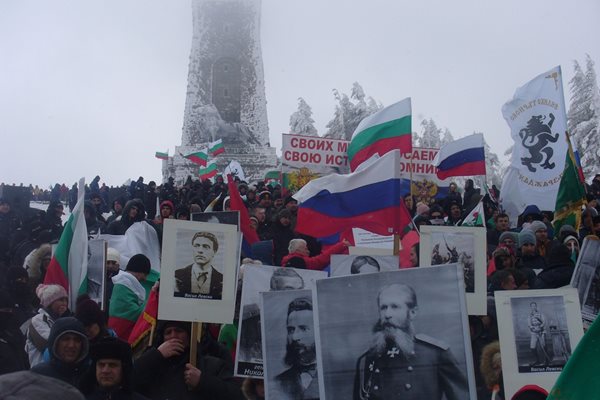 Няколко стотин човека  създадоха атмосфера като на стадион днес на връх Шипка.