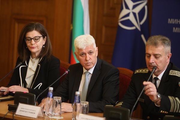 Димитър Стоянов обяви сделките при встъпването си в длъжност като военен министър.