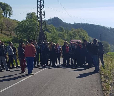 Преди 2 г. хора, които трябваше да връщат пари след решение на съда, излязоха на протест на пътя Неделино - Кърджали.