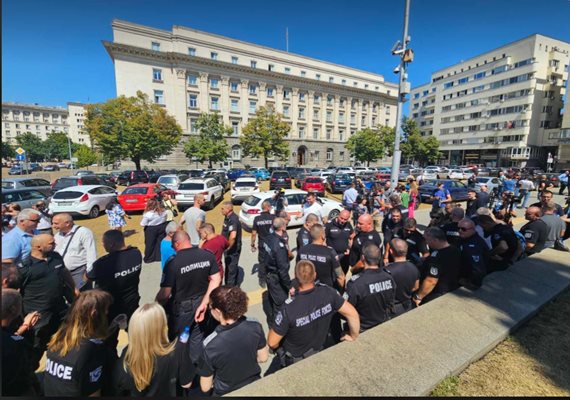 Полицаи протестират в подкрепа на Калин Стоянов
СНИМКИ: ГЕОРГИ ПАЛЕЙКОВ