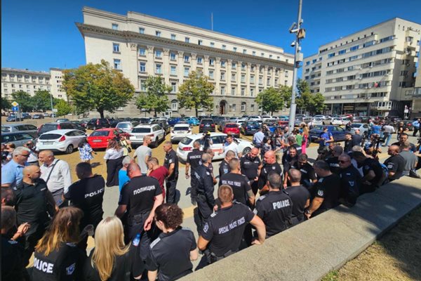 Полицаи протестират в подкрепа на Калин Стоянов
СНИМКИ: ГЕОРГИ ПАЛЕЙКОВ