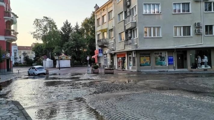 След огън, вода! Извор с питейна вода бликна в центъра на Пловдив