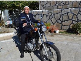 75-годишният Нуритин Исмаил кара мотоциклета си от май до средата на октомври. 
СНИМКИ: АВТОРЪТ

