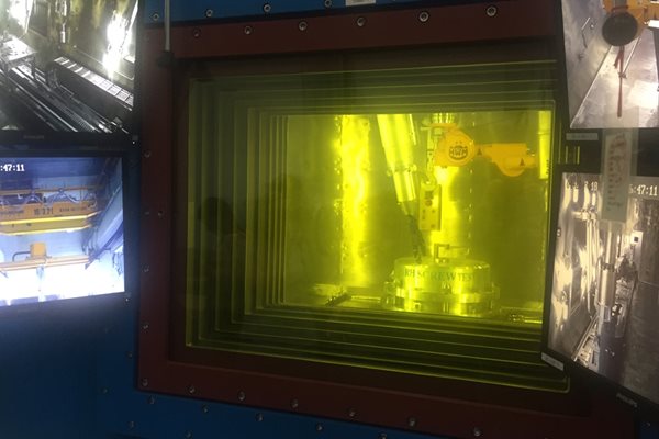 Изпитание на материали чрез "бомбардирането" им с неутрони в  научния център China Spallation Neutron Source.