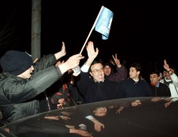 1997 г.: Протестиращи поздравяват президента Петър Стоянов Снимка: "24 часа"
