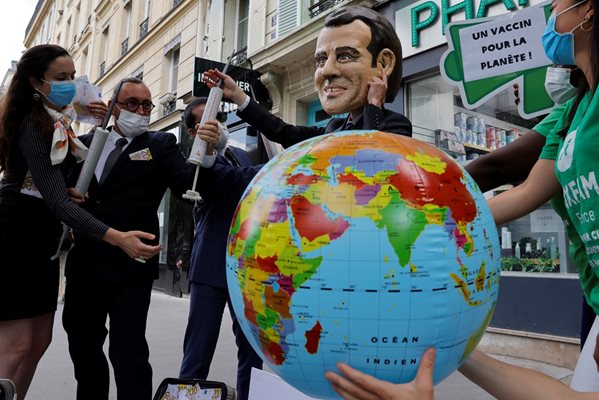 Активисти протестират в Париж срещу Макрон, като настояват да има ваксини за всички страни на планетата.

