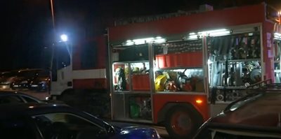 Пожар избухна снощи в жилищен блок във варненския квартал "Младост"
Кадър: Нова тв