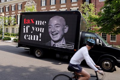 Камион със снимка на милиардера Джеф Безос и надпис “Вземи ми данък, ако можеш” минава покрай едно от неговите имения във Вашингтон като част от протест на “Патриотичните милионери” с искане той да плати справедлив дял данъци.

СНИМКА: РОЙТЕРС