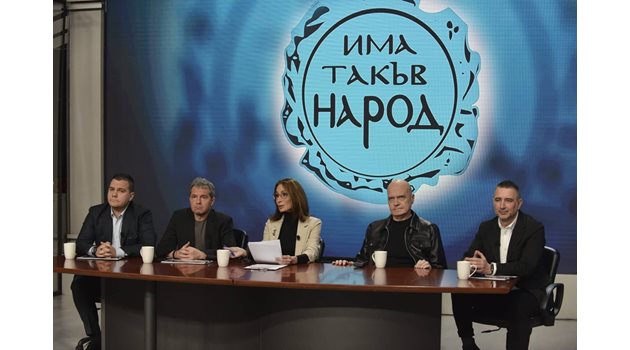 Слави Трифонов дава брифинг на журналисти