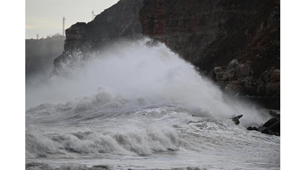 5-метрови вълни и ураганен вятър по българското Черноморие
