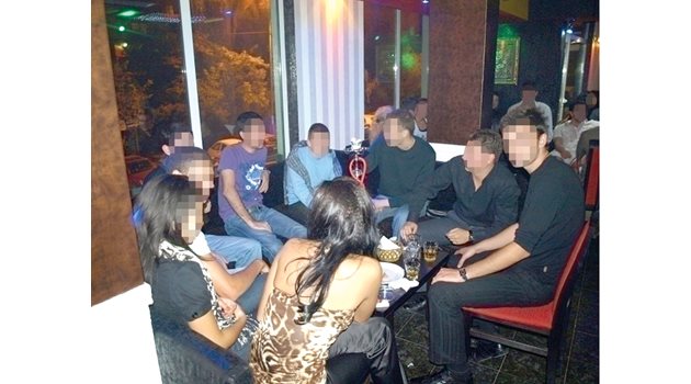 Наргиле баровете са хит сред младежите в София. Според криминалисти често тийнейджърите слагат в ароматния тютюн марихуана.