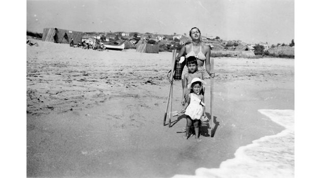 Агент Тенев като малък на плажа на Созопол заедно с майка си Анна и по- малкия си брат Божидар СНИМКА: ЛИЧЕН АРХИВ