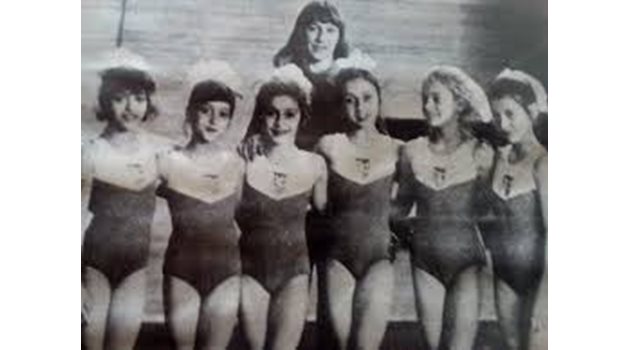 Златка Бончева и нейните шампионки: (от ляво на дясно) Камелия Игнатова, Галя Рангелова, Лили Игнатова, Анелия Раленкова, Тереза Карнич и Илияна Раева.
