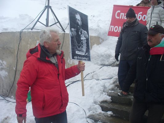 Деньо Павлов от Добрич бе човекът, който стъпка флага на обединена Европа.