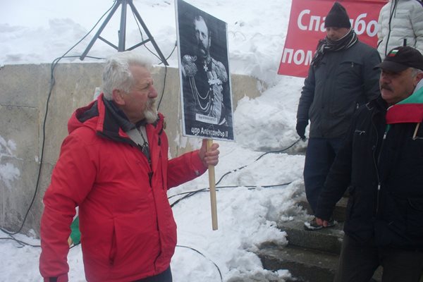 Деньо Павлов от Добрич бе човекът, който стъпка флага на обединена Европа.