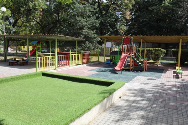 Обновените площадки, на които ще си играят децата.