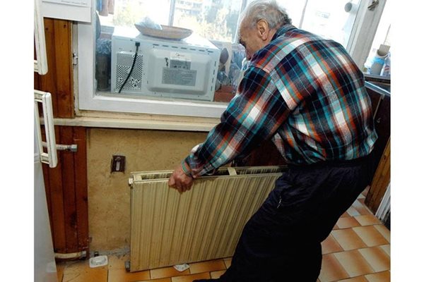 Тазгодишните зимни сметки накараха доста хора да свалят радиаторите си. 
СНИМКА: "24 ЧАСА"