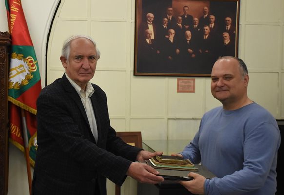 Екземпляри на първите грамофонни плочи получи днес музеят във Варна