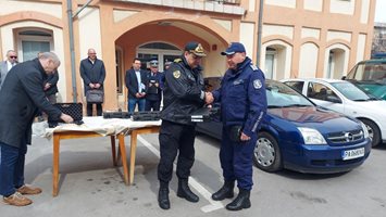 Ново оръжие получиха полицаите в Пазарджик (Снимки)