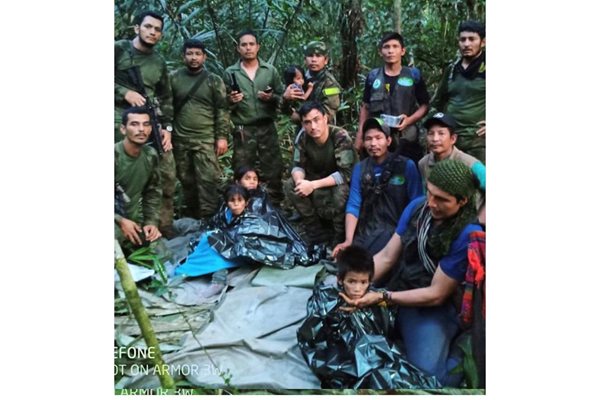 Оцелелите деца в джунглата на Колубия. СНИМКА://twitter.com/Manolo_FdezA