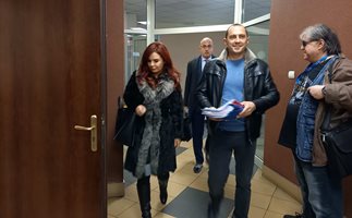 След 4,5 г. делото срещу обвинения в подкуп бивш районен кмет на Пловдив тръгва (Снимки)
