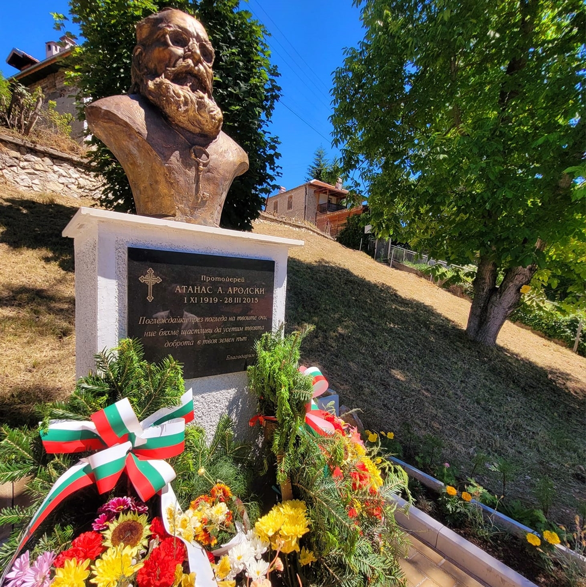 С гайди откриха в Хвойна бюст-паметник на Светеца от Родопите отец Аролски (Видео)