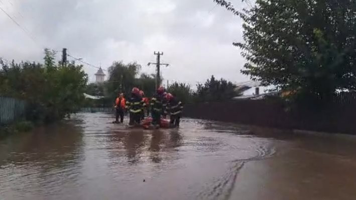 Бурята "Борис" отне живота на пожарникар в Австрия