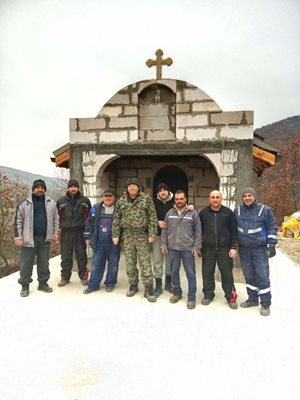 Доброволци пред параклис "Св. Петка"