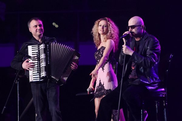 Евгени Димитров свири на акордеон, а Деси Добрева и Слави Трифонов пеят по време на концерта в “Арена Армеец” миналия месец.