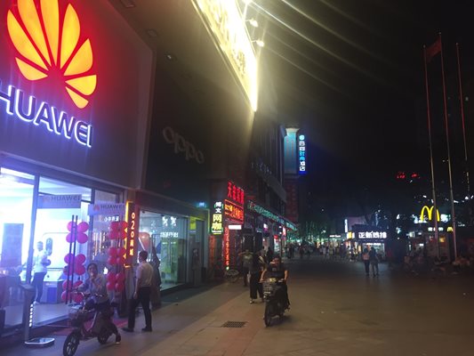 Улица за евтино пазаруване в Донгуан.
