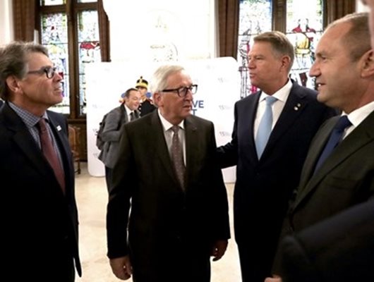 Румен Радев (вдясно) на срещата на върха на инициятивата "Три морета" с Рик Пери, Жан-Клод Юнкер и Клаус Йоханис СНИМКА: Ройтерс