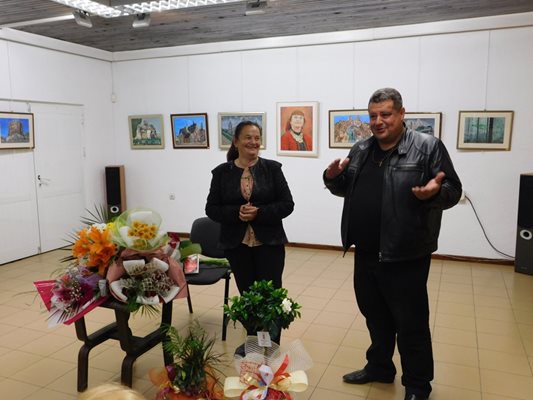 В изложбена зала “Петър Стайков” в Смолян заедно с гайдаря й Петър Янев