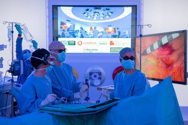 Екип от лекари в “Хоспитъл клиник Барселона” започва да премахва раков тумор от дебелото черво на пациент през февруари, докато наблюдаващият процедурата хирург е на повече от 5 километра от операционната.