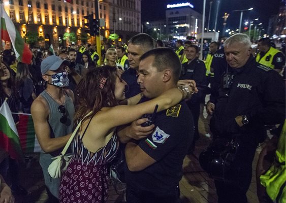 В осмата нощ на протести пред МС се стигна до поздрави и дори прегръдки от протестиращите за зам.-шефа на СДВР Антон Златанов.