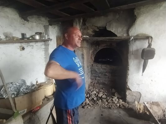 Пече агнетата в пещта на бащината си къща в Щърково