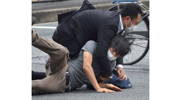Стрелецът Тецуя Ямагами бе повален веднага на земята, след като простреля Шиндзо Абе два пъти.
