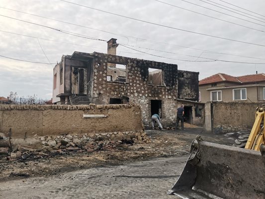 Изгорялата къща на Любка Трифонова в пазарджишкото село Синитево.
Снимка: Авторът