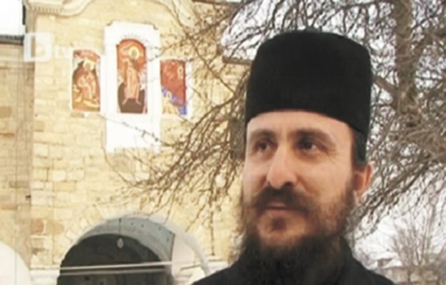 Д-р Иван Иванов, йеромонах Йоан, от 15 години е лекар и свещеник в Драганово
