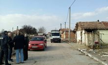 Кметът на Войводиново изведе ромите с бус