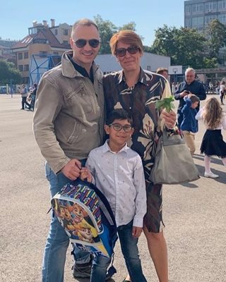 Мирков със съпругата си на първия учебен ден на сина им.