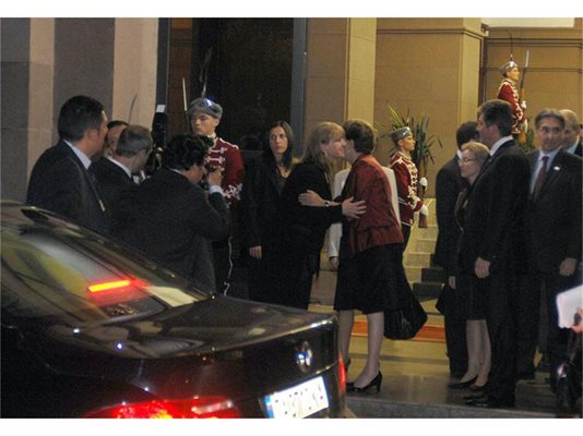 Първата ни дама Зорка Първанова целува Дилма Русеф пред президентството. 
СНИМКИ: ХРИСТО РАХНЕВ