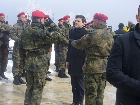 Председателят на парламента Никола Минчев прие рапорта на командира на почетния караул на върха.