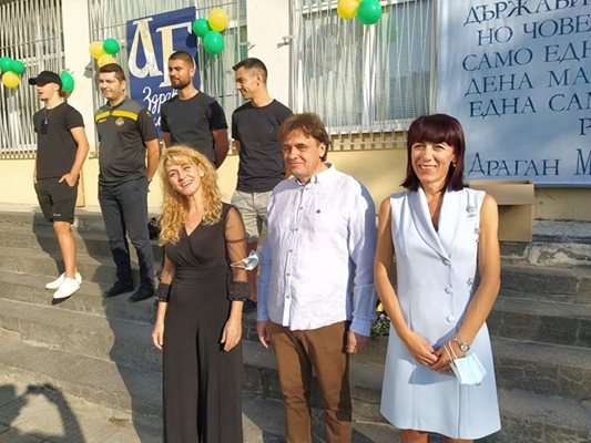 Директорката на ОУ “Драган Манчов” Десислава Стаменова и нейният заместник Георги Анастасов очакват отново много кандидат-първолаци.
